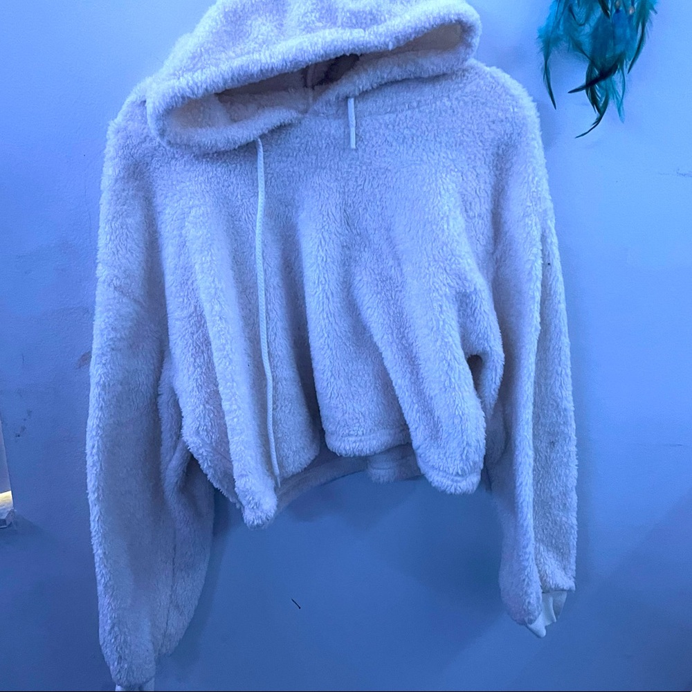 Cropped fluffy white jacket